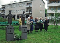 Kesäpäivät Suonenjoella 2007. Kuvassa vasemmalta Aino Savolainen, Tyyne Tiirikainen, patsasjättilahjoittajan tytär Riitta Hämäläinen, Leena Kontkanen ja Leena Soikkeli.